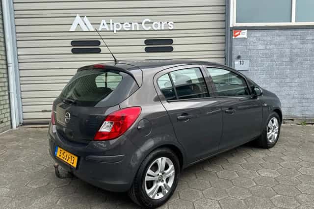 Opel Corsa (2013) thumbnail 4