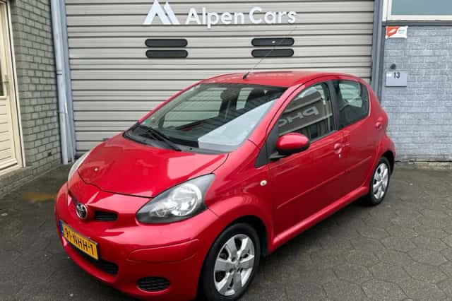 Toyota Aygo (2010) thumbnail 1