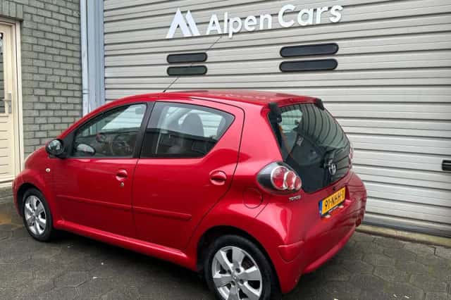 Toyota Aygo (2010) thumbnail 3