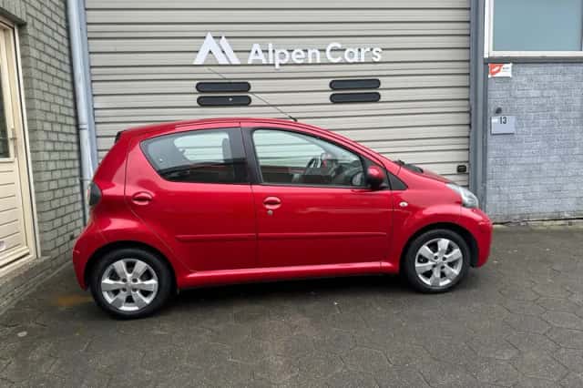 Toyota Aygo (2010) thumbnail 5