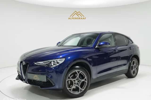 Alfa Romeo Stelvio (2017) thumbnail 1