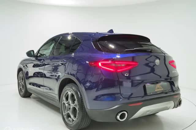 Alfa Romeo Stelvio (2017) thumbnail 3