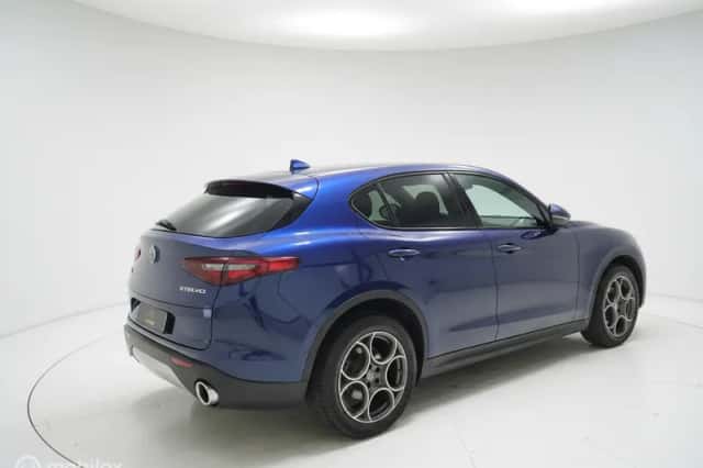 Alfa Romeo Stelvio (2017) thumbnail 4