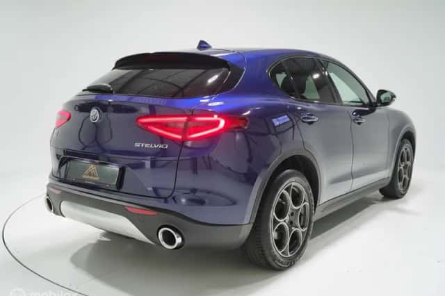 Alfa Romeo Stelvio (2017) thumbnail 5