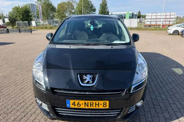 Peugeot 5008 (2010) thumbnail 2