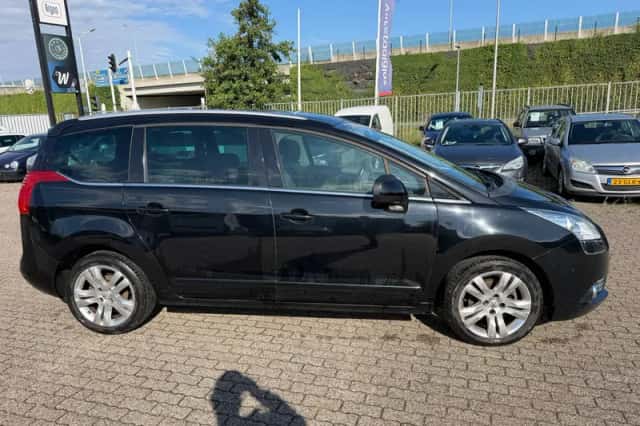 Peugeot 5008 (2010) thumbnail 4