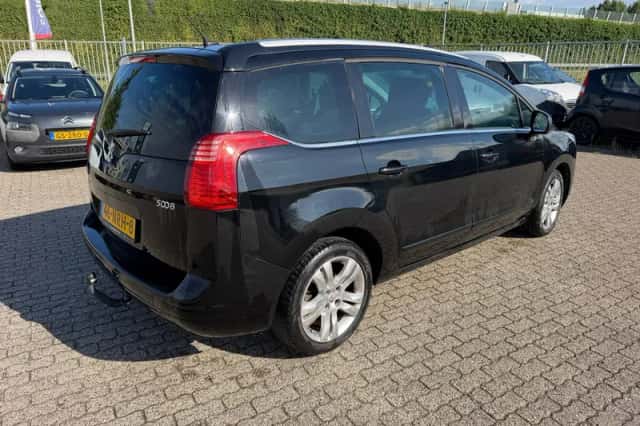 Peugeot 5008 (2010) thumbnail 5