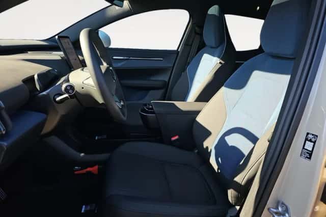 Volvo EX30 Cross Country (2026) thumbnail 6
