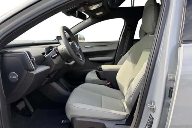Volvo EX30 Cross Country (2026) thumbnail 3