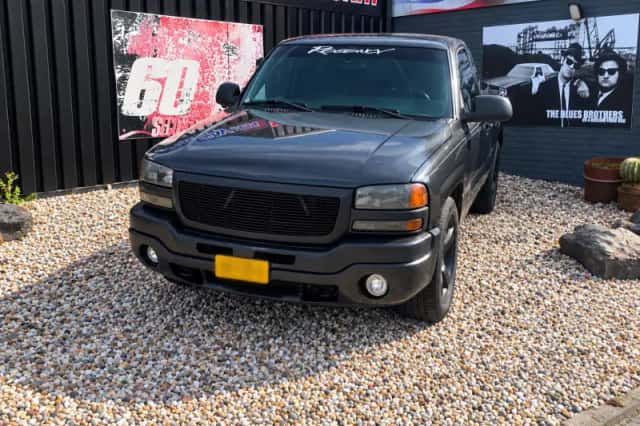 Chevrolet Tahoe (2003) thumbnail 2