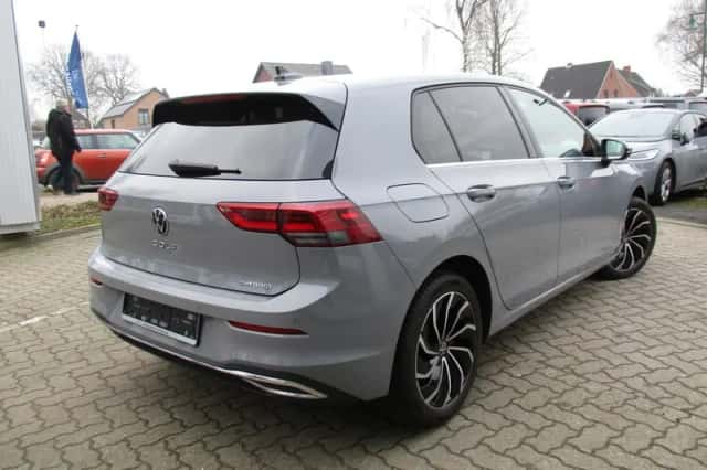 Volkswagen Golf (2022) thumbnail 2