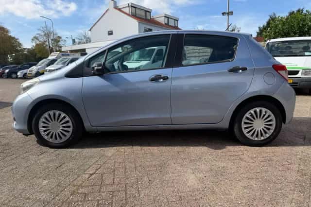 Toyota Yaris (2012) thumbnail 1