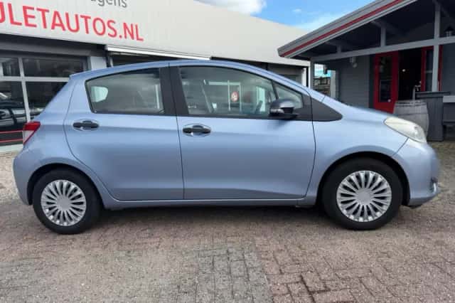 Toyota Yaris (2012) thumbnail 2