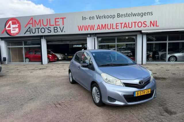 Toyota Yaris (2012) thumbnail 3