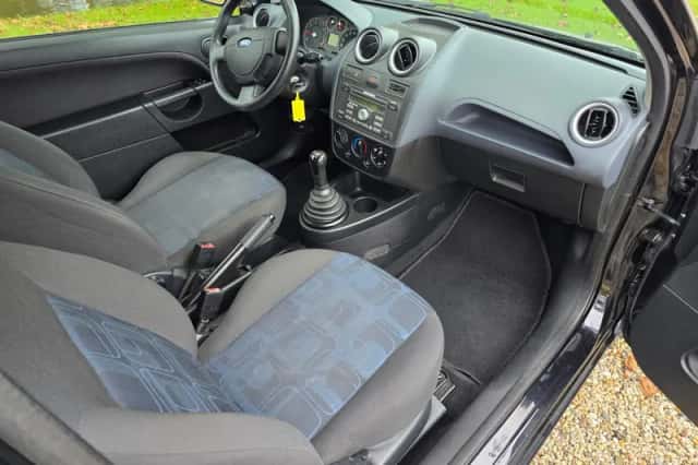 Ford Fiesta (2008) thumbnail 2