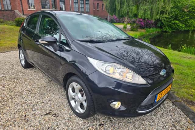 Ford Fiesta (2009) thumbnail 2