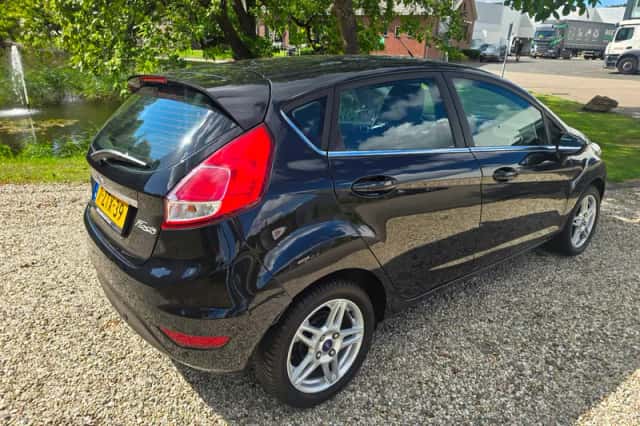 Ford Fiesta (2015) thumbnail 3