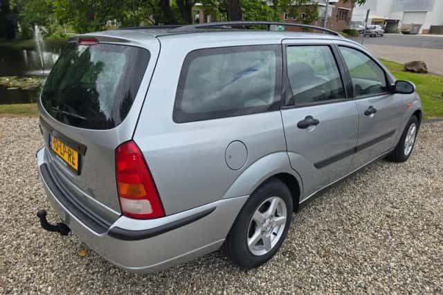 Ford Focus (2003) thumbnail 3