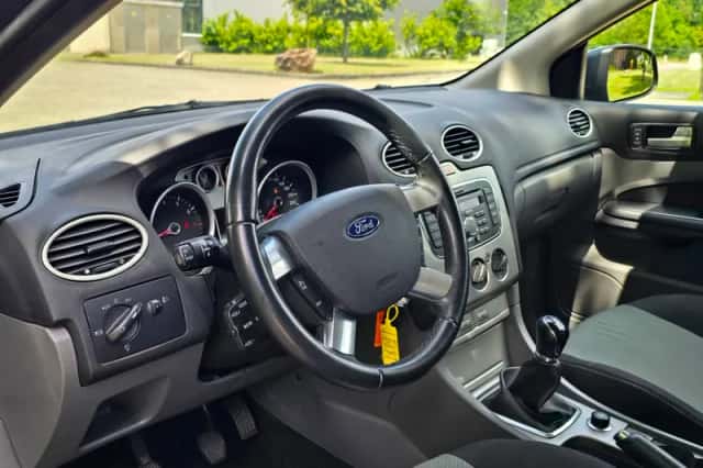 Ford Focus (2011) thumbnail 2
