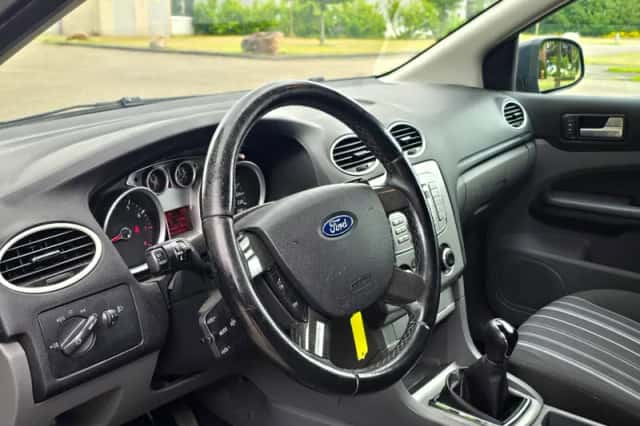 Ford Focus (2008) thumbnail 2
