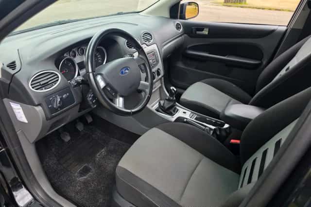 Ford Focus (2011) thumbnail 2