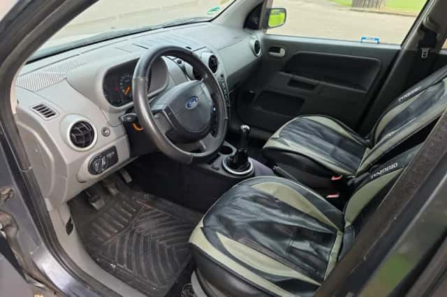 Ford Fusion (2003) thumbnail 2