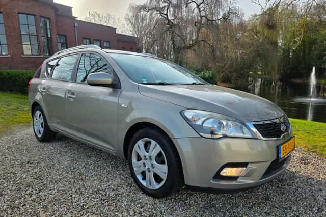 Kia Cee'd (2011) thumbnail 1