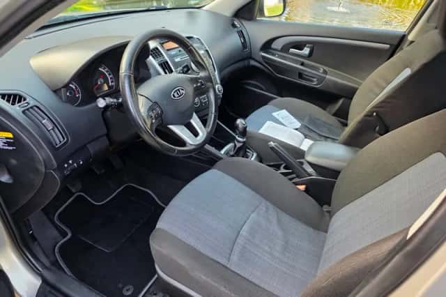 Kia Cee'd (2011) thumbnail 2