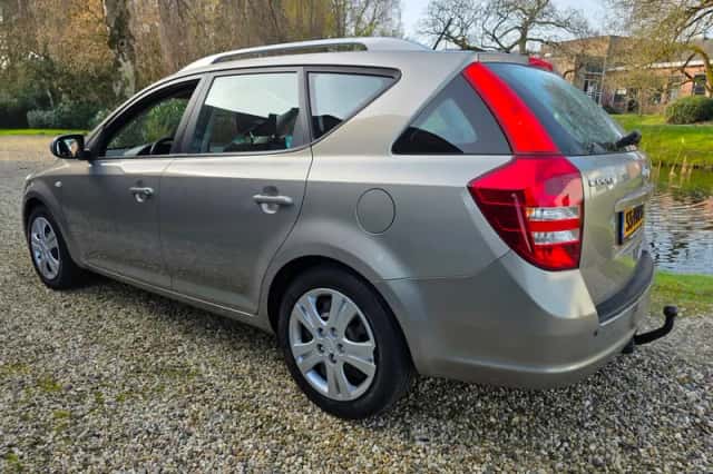 Kia Cee'd (2011) thumbnail 3