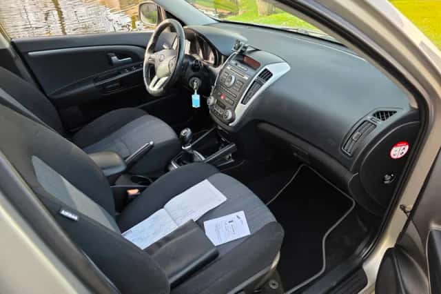 Kia Cee'd (2011) thumbnail 5