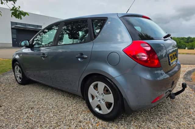Kia Cee'd (2007) thumbnail 3