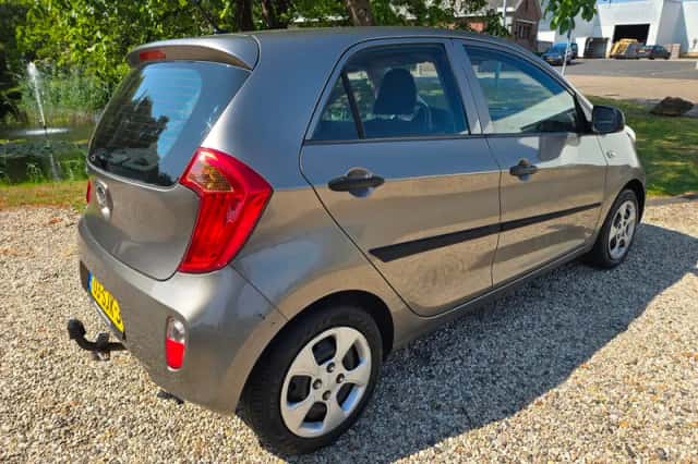 Kia Picanto (2011) thumbnail 3