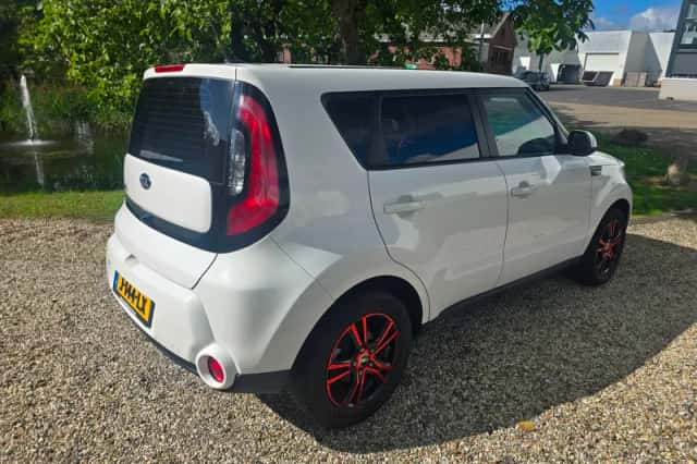 Kia Soul (2014) thumbnail 3