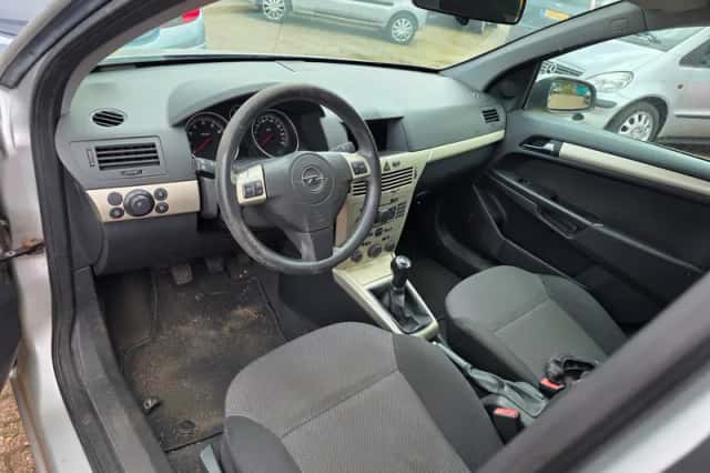 Opel Astra (2009) thumbnail 2