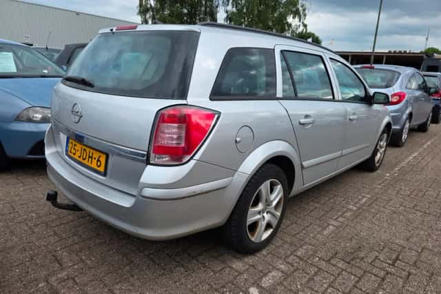 Opel Astra (2009) thumbnail 3