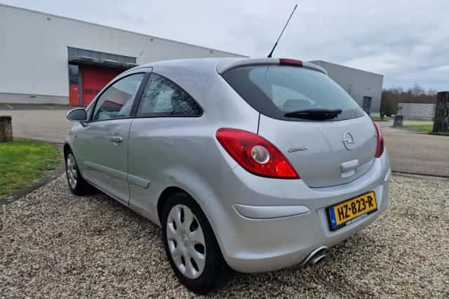 Opel Corsa (2007) thumbnail 3