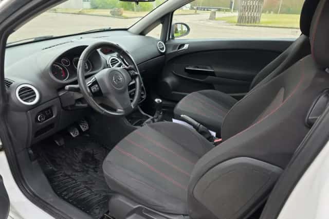 Opel Corsa (2010) thumbnail 2