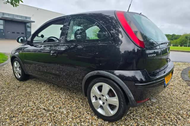 Opel Corsa (2004) thumbnail 3