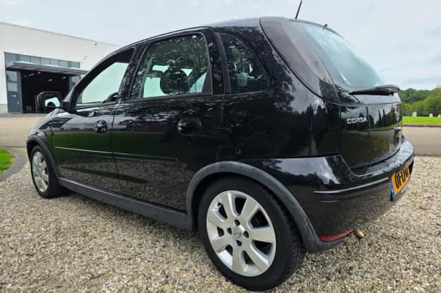 Opel Corsa (2006) thumbnail 3