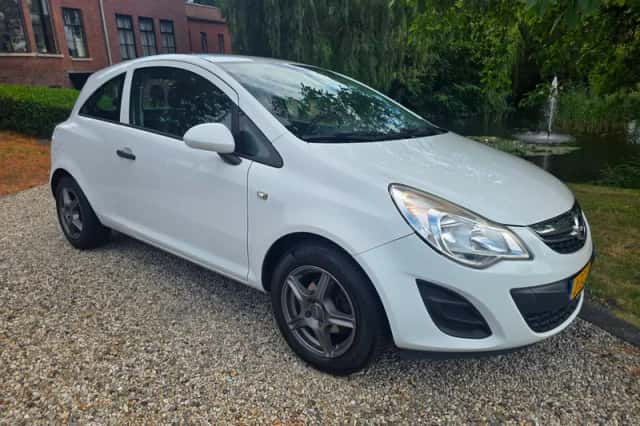 Opel Corsa (2012) thumbnail 1