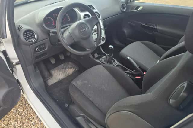 Opel Corsa (2012) thumbnail 2