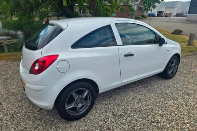 Opel Corsa (2012) thumbnail 3