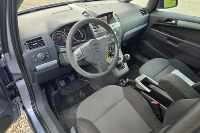 Opel Zafira (2006) thumbnail 2