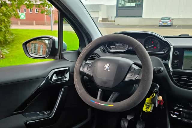 Peugeot 208 (2012) thumbnail 2