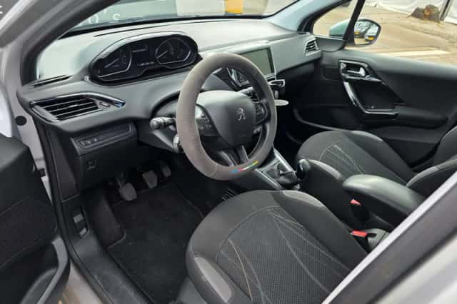 Peugeot 208 (2012) thumbnail 2