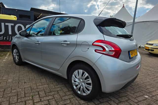 Peugeot 208 (2012) thumbnail 3