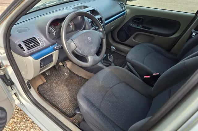 Renault Clio (2004) thumbnail 2