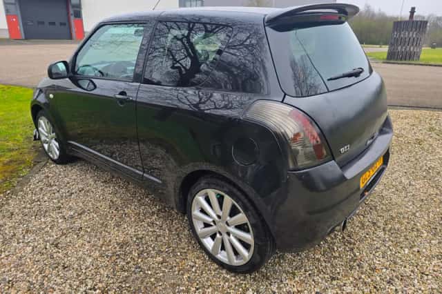 Suzuki Swift (2010) thumbnail 6