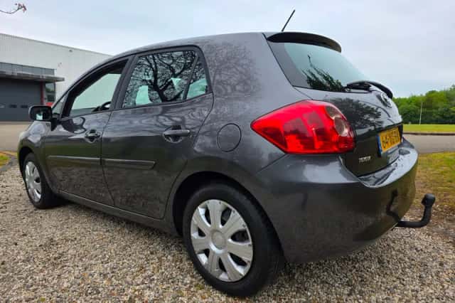 Toyota Auris (2007) thumbnail 3