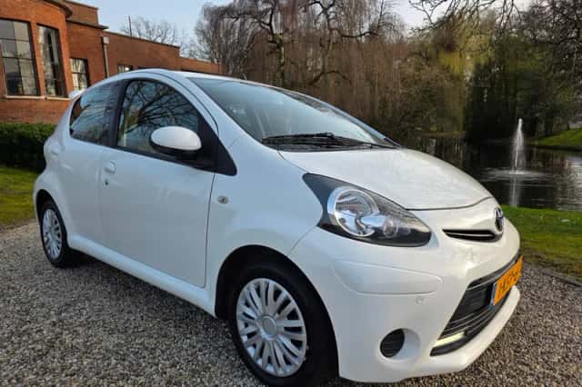 Toyota Aygo (2013) thumbnail 1